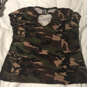 Camouflage V-neck short sleeve shirt